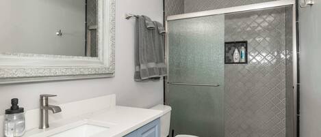 Douche, sèche-cheveux, serviettes fournies