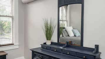 2 habitaciones, tabla de planchar con plancha, wifi y ropa de cama
