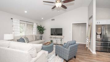 Una televisión, una oficina