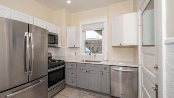 Refrigerador, microondas, horno, placa de cocina