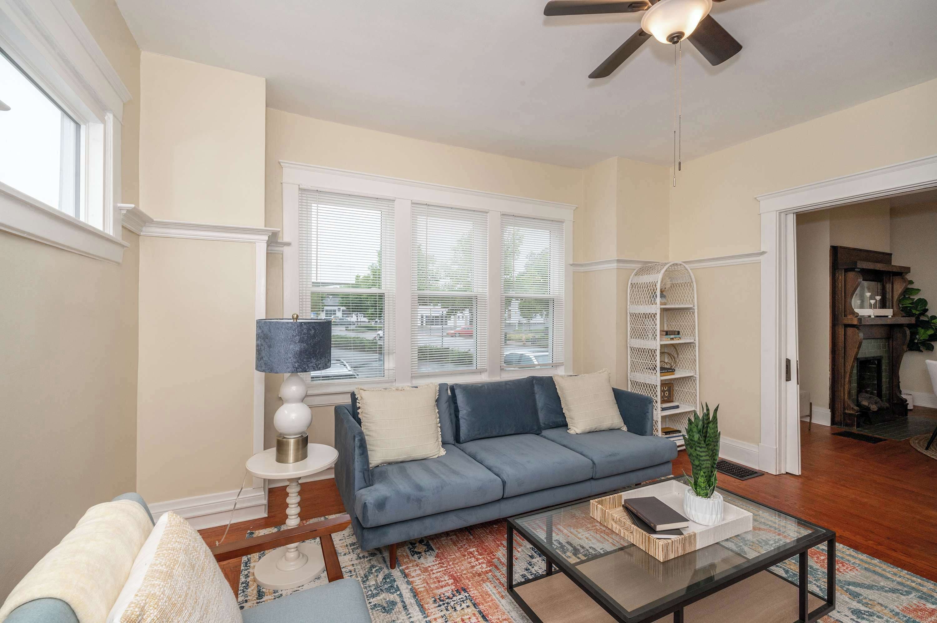 Televisio, kirjoja, työhuone