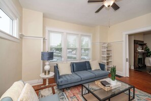 TV, bøker og kontorer