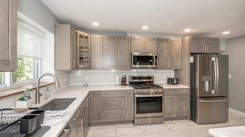 Coffee/tea maker, fridge, microwave, oven