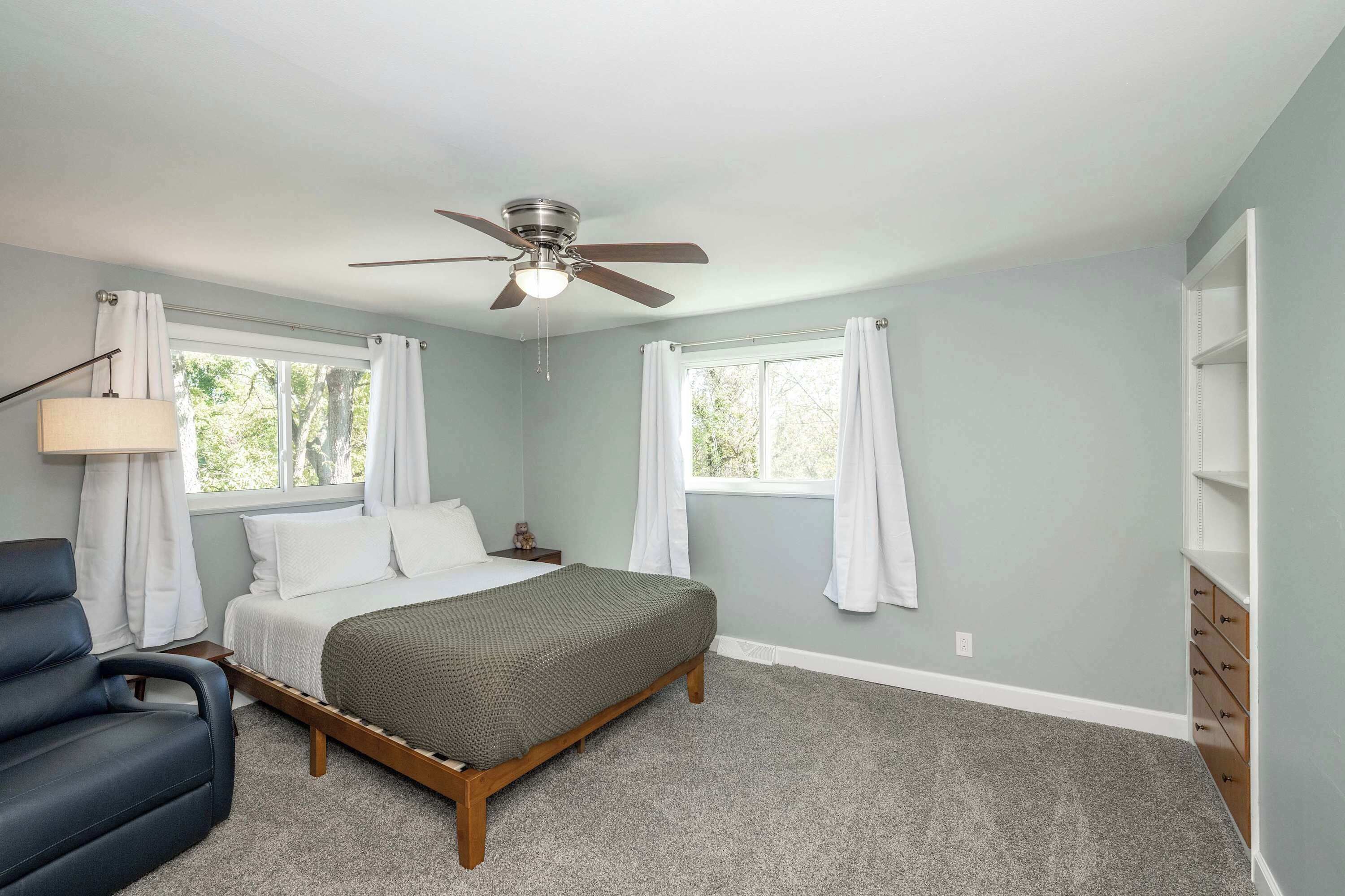 5 bedrooms, iron/ironing board, WiFi, bed sheets