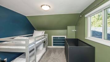 5 bedrooms, iron/ironing board, WiFi, bed sheets