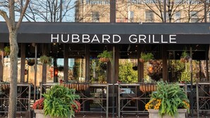 Het uiterlijk van HUBBARD GRILLE met terras en hangende planten.