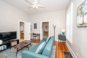 TV - Hackberry Retreat 1 | Close to Downtown (Cincinnati)