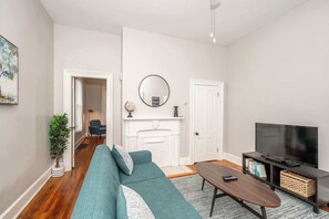 TV - Hackberry Retreat 1 | Close to Downtown (Cincinnati)