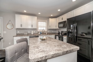 Fridge, microwave, oven, stovetop - The Gem Vacation Rental! (Walton)