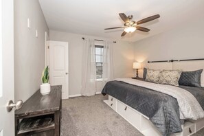 4 bedrooms, desk, WiFi, bed sheets