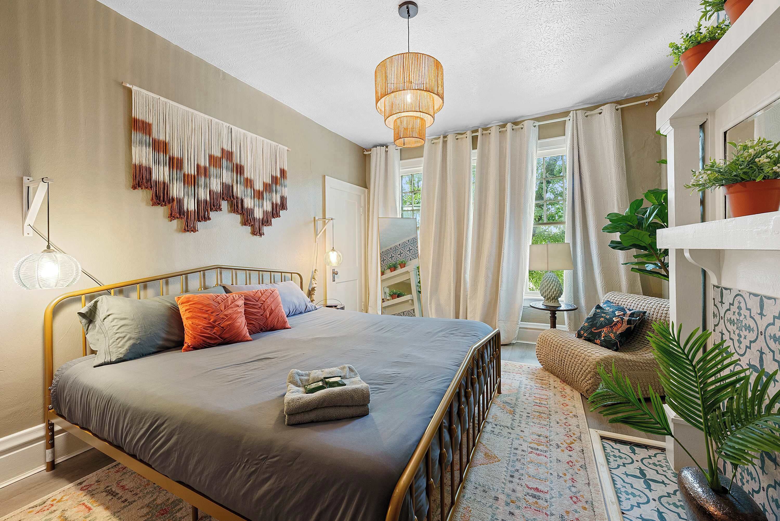 8 bedrooms, desk, WiFi, bed sheets