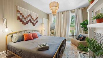 8 bedrooms, desk, WiFi, bed sheets