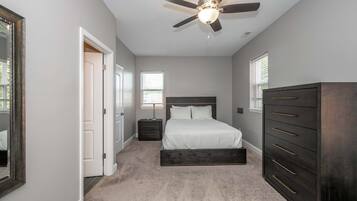 4 slaapkamers, een bureau, een strijkplank/strijkijzer, reisbedje