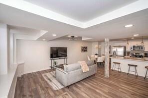 TV, offices - *New Listing* Covington Charm Suites (Covington)