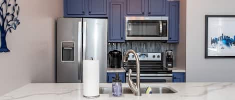 Refrigerador, microondas, horno y parrilla de estufa