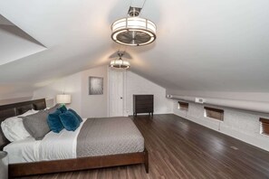 5 bedrooms, iron/ironing board, WiFi, bed sheets