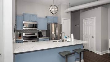 Coffee/tea maker, fridge, microwave, oven