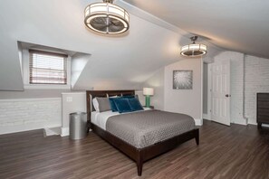 5 bedrooms, iron/ironing board, WiFi, bed sheets - Heart of Mainstrasse Suites (Covington)