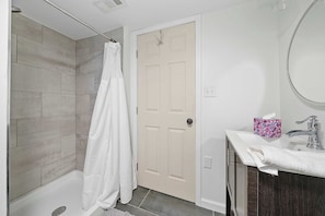 Shower, hair dryer, towels - Urban Elegance Getaway (Columbus)