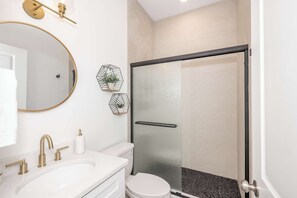 Douche, sèche-cheveux, serviettes fournies