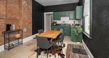 Stylish, Modern Gem in the HIlls