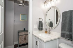 Shower, hair dryer, towels, shampoo - Heart of Mainstrasse 2 (Covington)