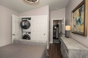 1 bedroom, iron/ironing board, WiFi, bed sheets - Heart of Mainstrasse 2 (Covington)