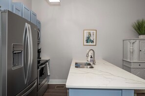 Fridge, microwave, oven, stovetop - Heart of Mainstrasse 2 (Covington)