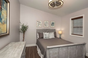 1 bedroom, iron/ironing board, WiFi, bed sheets - Heart of Mainstrasse 2 (Covington)