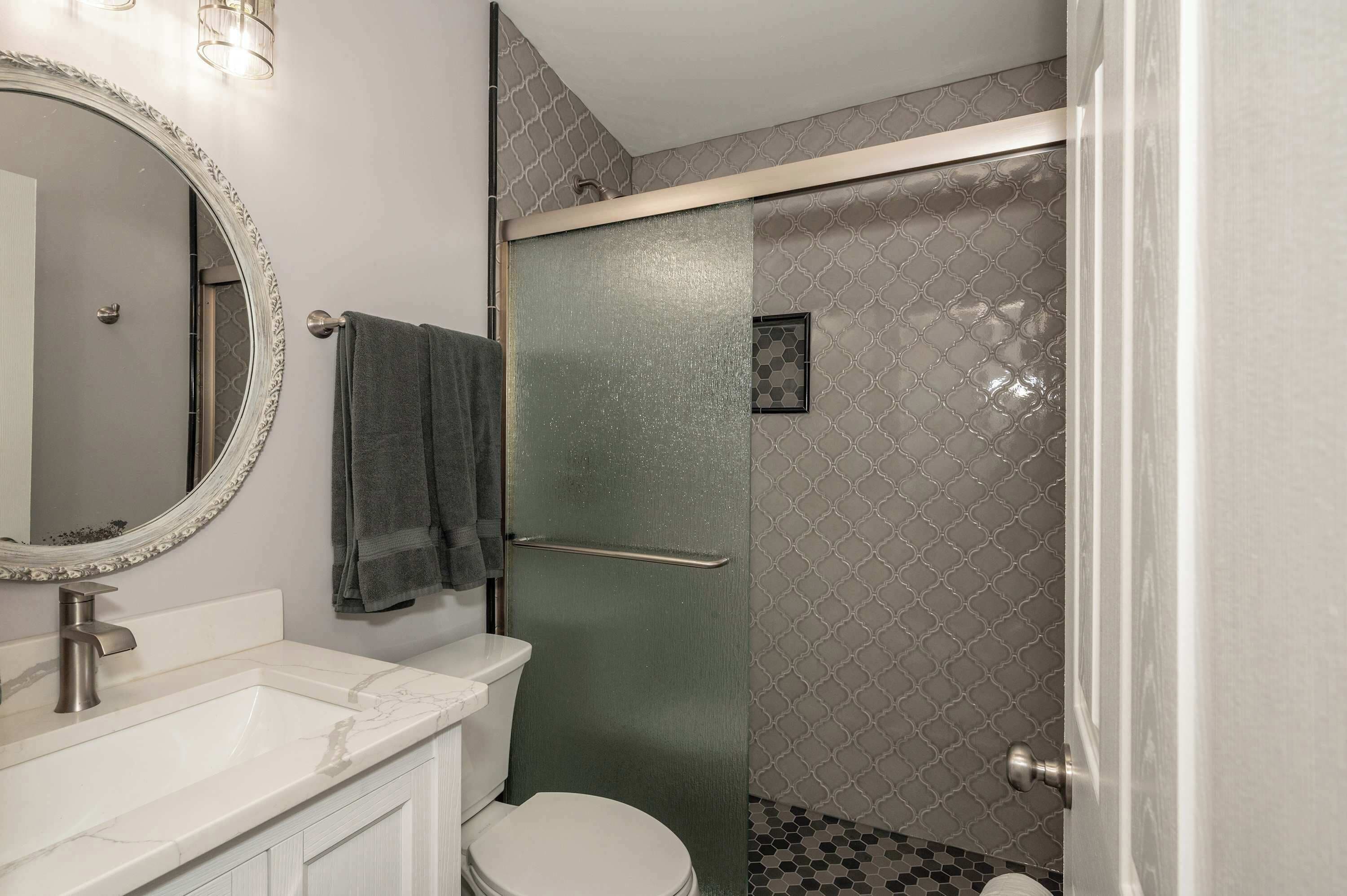 Douche, sèche-cheveux, serviettes fournies, shampoing