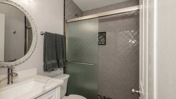 Douche, sèche-cheveux, serviettes fournies, shampoing