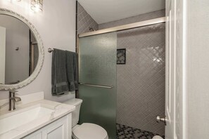Shower, hair dryer, towels, shampoo - Heart of Mainstrasse 2 (Covington)