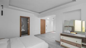 7 bedrooms, WiFi, bed sheets