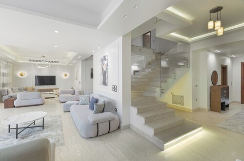 Luxe 7BR All Ensuite @Palm Hills Golf Ex with private pool & garden WiFi, AC