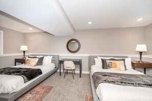 4 soverom, skrivebord, strykejern/-brett og reiseseng for barn