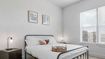1 bedroom, desk, iron/ironing board, WiFi