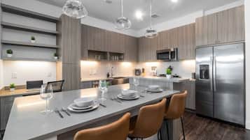 Réfrigérateur, micro-ondes, four, plaque de cuisson