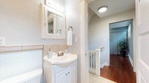 Douche, sèche-cheveux, serviettes fournies, shampoing
