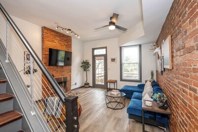 Mansfield Retreat – A Chic Downtown Experience!