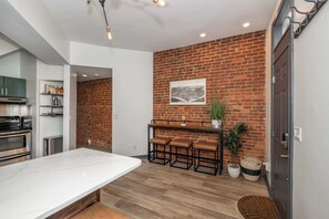 Interior - Mansfield Retreat – A Chic Downtown Experience! (Cincinnati)