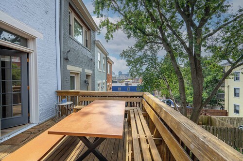 Mansfield Retreat – A Chic Downtown Experience!