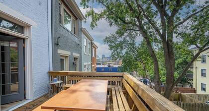 Mansfield Retreat – A Chic Downtown Experience!