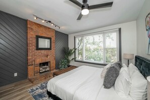 3 bedrooms, desk, WiFi, bed sheets