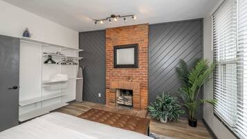 3 bedrooms, desk, WiFi, bed sheets