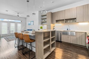 Fridge, microwave, oven, stovetop - Luxurious New Unit|1Bd1Ba|Pool, Golf Sim (Austin)