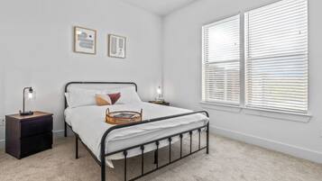 2 habitaciones, escritorio, tabla de planchar con plancha y wifi