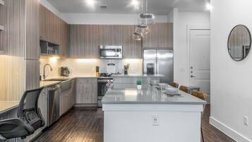 Een koelkast, een magnetron, een oven, een kookplaat