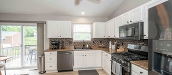 Poolside Paradise Near the Ark