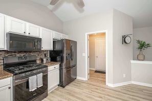 Fridge, microwave, oven, stovetop - Poolside Paradise Near the Ark (Walton)