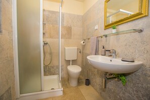 Dusche, Haartrockner, Handtücher